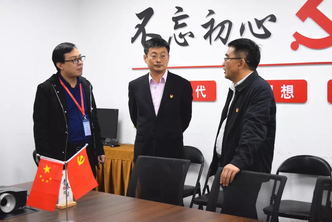 中共安陽市委網(wǎng)信辦主任路玉軍、副主任王曉萌等一行人蒞臨安陽青峰網(wǎng)絡(luò)指導(dǎo)工作